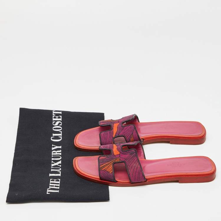 مملوكة مسبقًا Hermes Pink Printed Canvas Oran Slide Sandals Size 35
