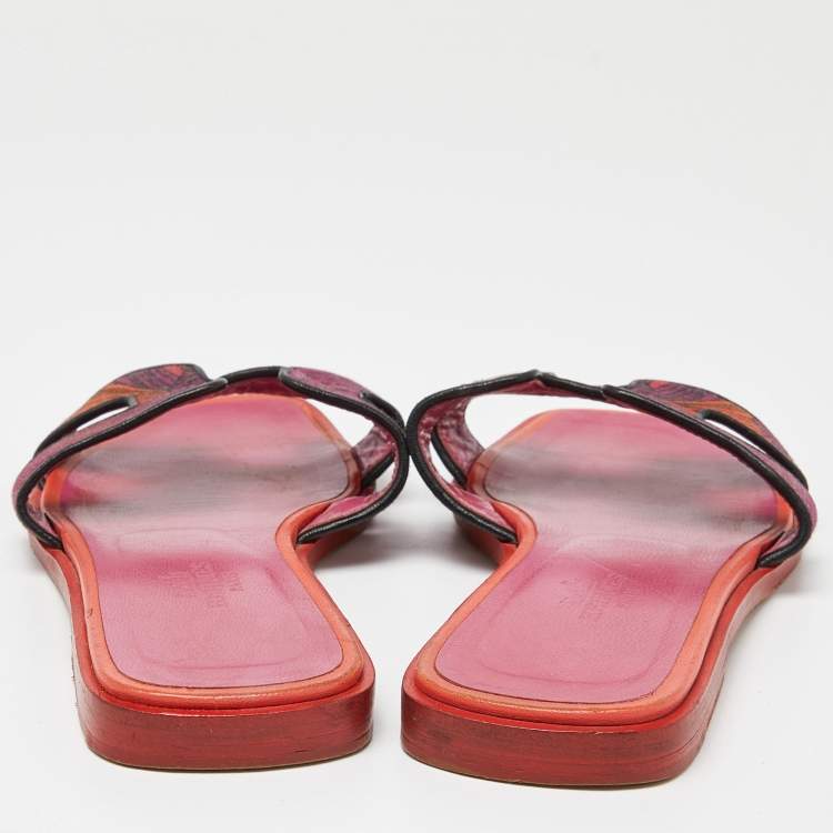 مملوكة مسبقًا Hermes Pink Printed Canvas Oran Slide Sandals Size 35