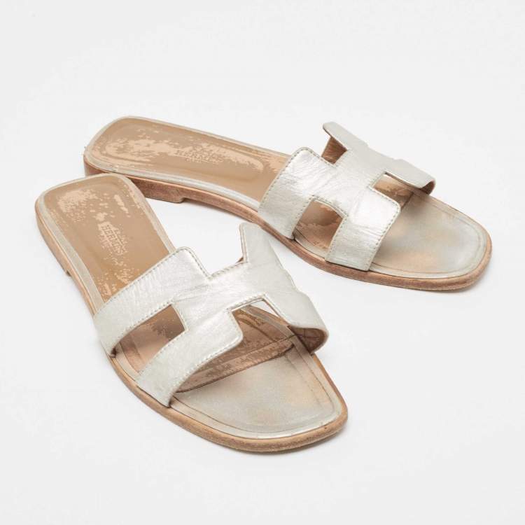 Pre Owned Hermes Silver Leather Oran Flat Slides Size 40.5