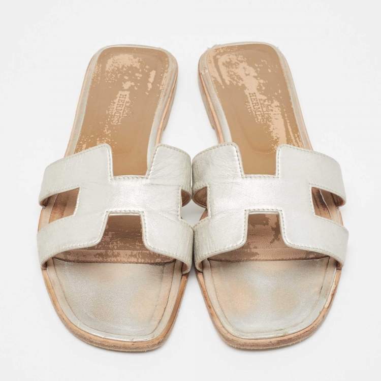 Pre Owned Hermes Silver Leather Oran Flat Slides Size 40.5