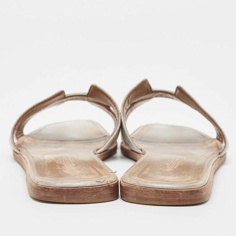 Pre Owned Hermes Silver Leather Oran Flat Slides Size 40.5