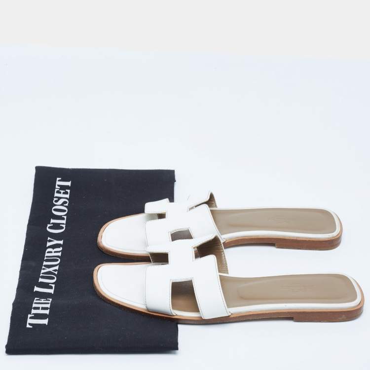 مملوكة مسبقًا Hermes White Leather Oran Flat Slides Size 37.5