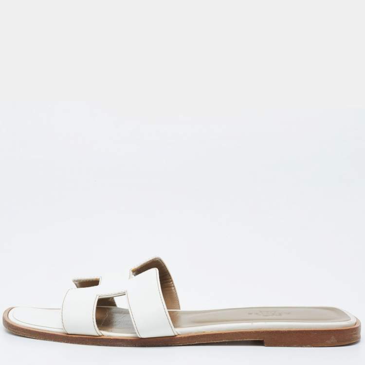 مملوكة مسبقًا Hermes White Leather Oran Flat Slides Size 37.5