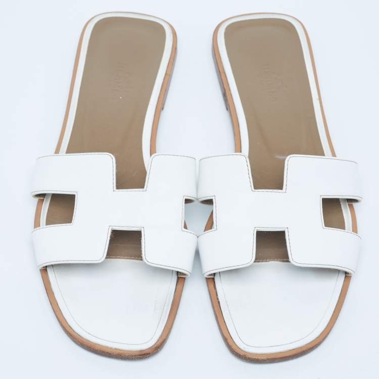 مملوكة مسبقًا Hermes White Leather Oran Flat Slides Size 37.5