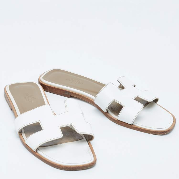 مملوكة مسبقًا Hermes White Leather Oran Flat Slides Size 37.5