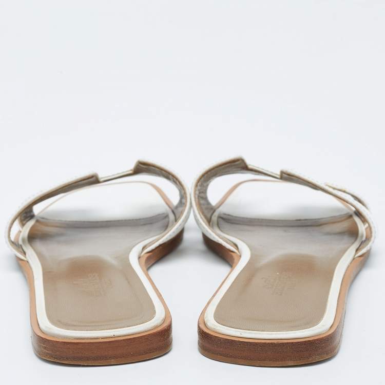 مملوكة مسبقًا Hermes White Leather Oran Flat Slides Size 37.5