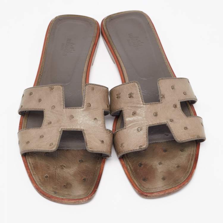 Pre Owned Hermes Green Ostrich Leather Oran Sandals Size 40.5