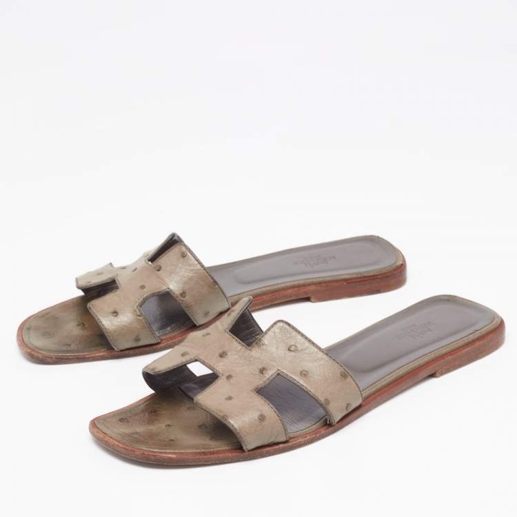 Pre Owned Hermes Green Ostrich Leather Oran Sandals Size 40.5