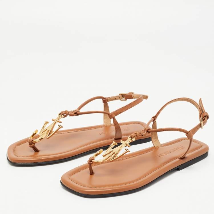 T deals strap flats