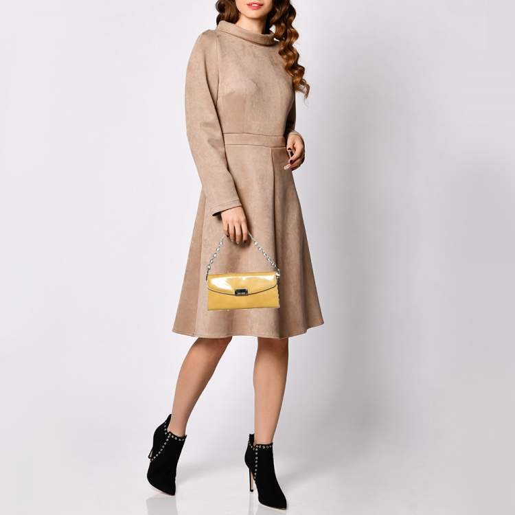 مملوكة مسبقًا Jimmy Choo Beige Patent Leather Riane Chain Clutch