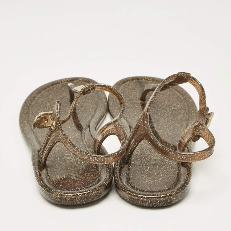 مملوكة مسبقًا Jimmy Choo Metallic Gold Rubber T Strap Thong Flats Sandals Size 37