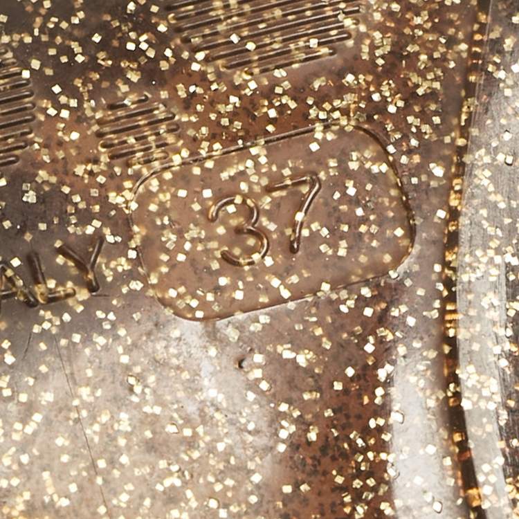 مملوكة مسبقًا Jimmy Choo Metallic Gold Rubber T Strap Thong Flats Sandals Size 37