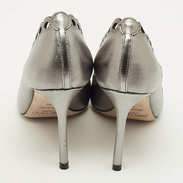 مملوكة مسبقًا Jimmy Choo Size 36 Silver Leather Pumps