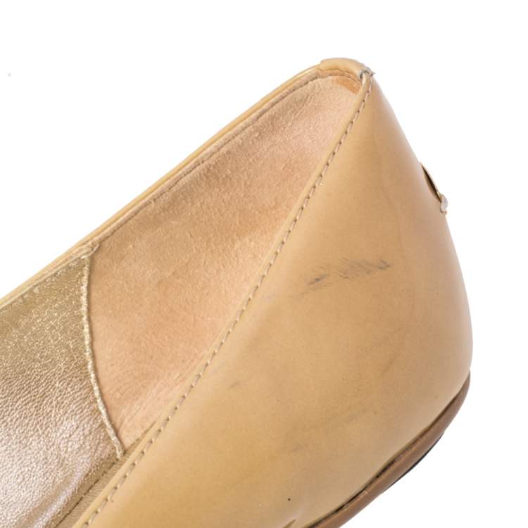 مملوكة مسبقًا Jimmy Choo Beige/Gold Patent Leather and Glitter Toe Whirl Ballet Flats Size 40