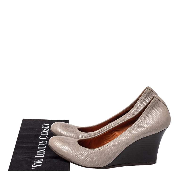 مملوكة مسبقًا Lanvin Grey Textured Leather Scrunch Wedge Pumps Size 39