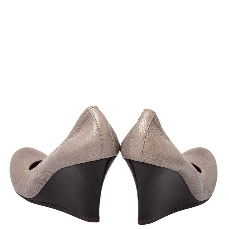 مملوكة مسبقًا Lanvin Grey Textured Leather Scrunch Wedge Pumps Size 39