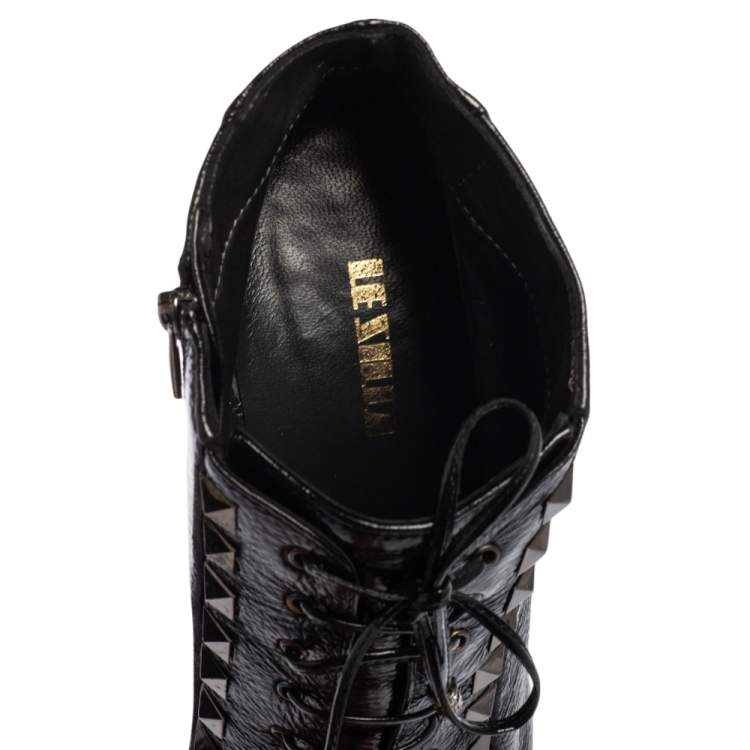 مملوكة مسبقًا Le Silla Black Crinkled Patent Leather Lace Up Studded Ankle Booties Size 39