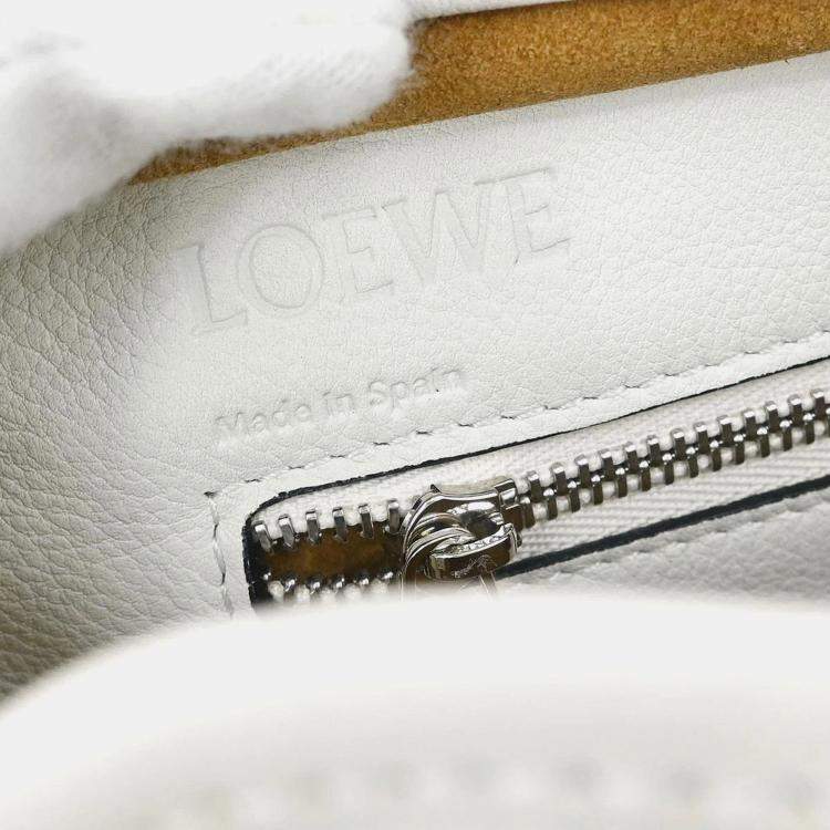 مملوكة مسبقًا Loewe Amazona 23 White Calfskin Leather Top Handle Bag