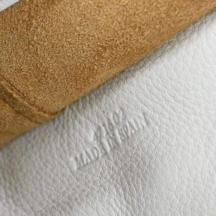 مملوكة مسبقًا Loewe Amazona 23 White Calfskin Leather Top Handle Bag