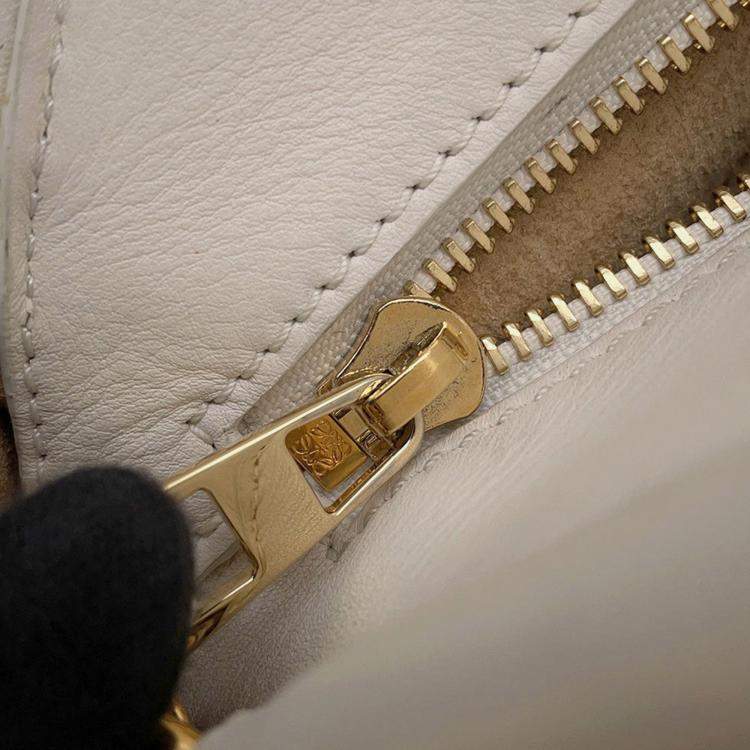 Pre Owned Loewe Paseo Chain shoulder Bag White Leather Size Small