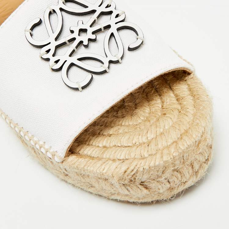 مملوكة مسبقًا Loewe Anagram Size 38 White Canvas and Leather Espadrille Ankle Strap Sandals