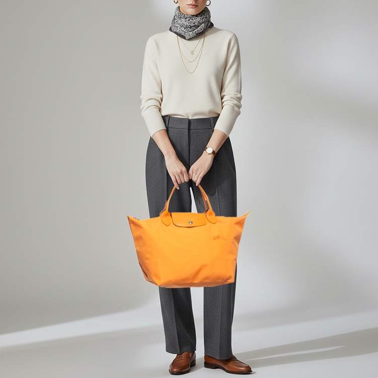 مملوكة مسبقًا Longchamp Le Pliage Medium Orange Nylon Tote
