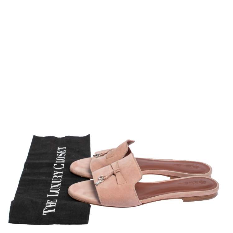 مملوكة مسبقًا Loro Piana Beige Suede Charms Slide Sandals Size 38.5