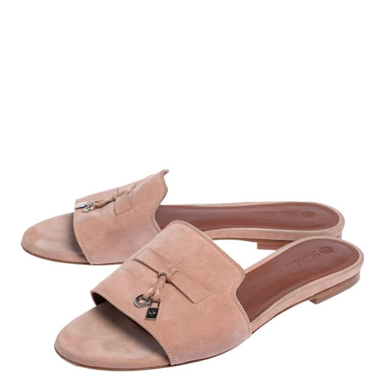 مملوكة مسبقًا Loro Piana Beige Suede Charms Slide Sandals Size 38.5
