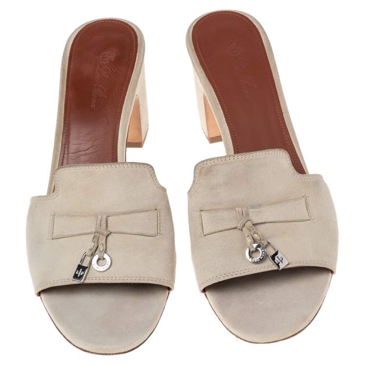 مملوكة مسبقًا Loro Piana Grey Suede Charms Slide Sandals Size 38.5