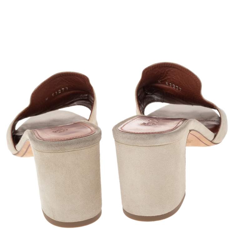 مملوكة مسبقًا Loro Piana Grey Suede Charms Slide Sandals Size 38.5