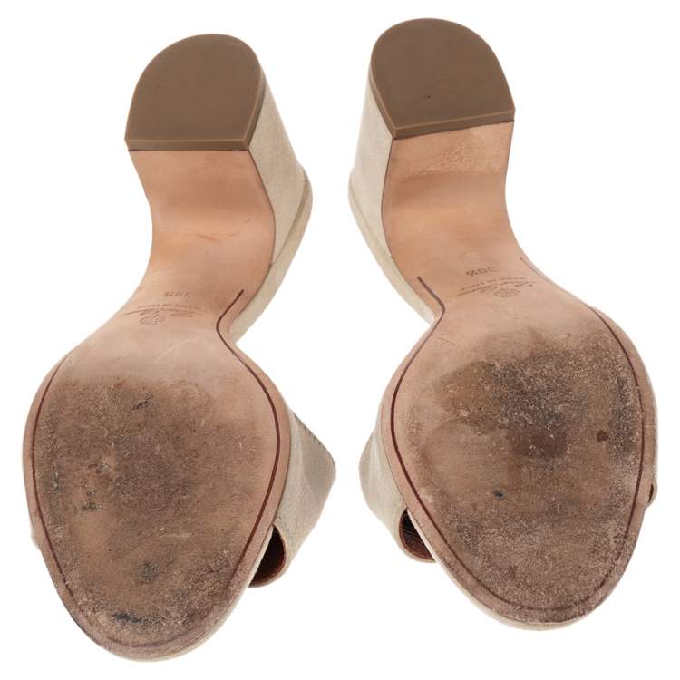 مملوكة مسبقً�ا Loro Piana Grey Suede Charms Slide Sandals Size 38.5
