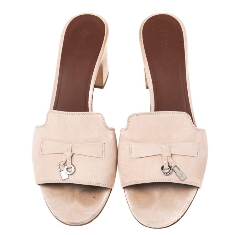 مملوكة مسبقًا Loro Piana Beige Suede Charms Slide Sandals Size 39
