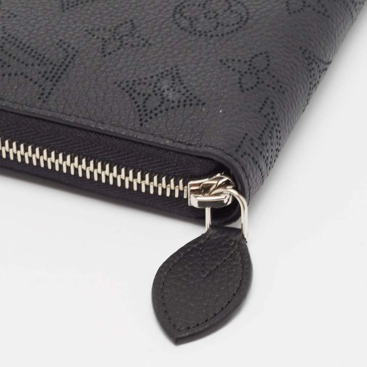 Pre Owned Louis Vuitton Noir Monogram Mahina Leather Zippy Wallet
