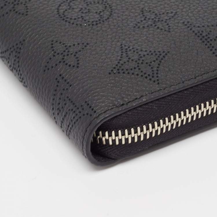 Pre Owned Louis Vuitton Noir Monogram Mahina Leather Zippy Wallet