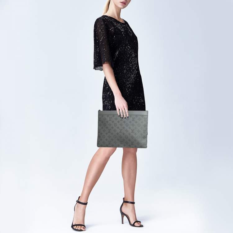 مملوكة مسبقًا Louis Vuitton Anthracite Gray Monogram Shadow Leather Pochette Discovery