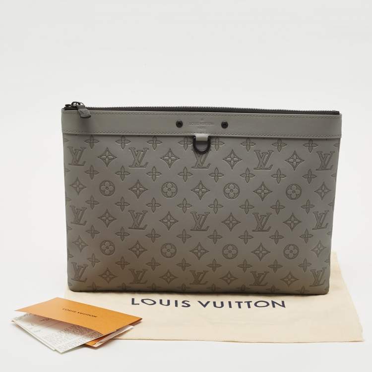 مملوكة مسبقًا Louis Vuitton Anthracite Gray Monogram Shadow Leather Pochette Discovery