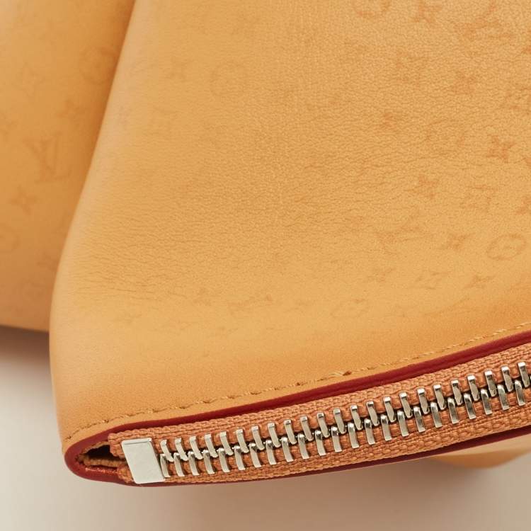 مملوكة مسبقًا حقيبة لويس فيتون صغيرة جلد مونوغرام تان بشكل كوكي الحظ