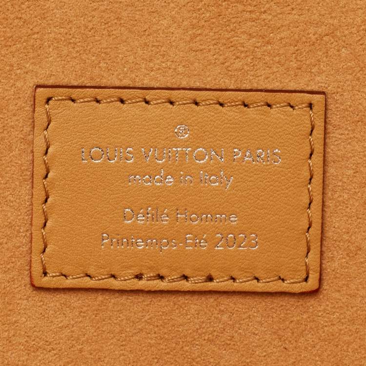 مملوكة مسبقًا حقيبة لويس فيتون صغيرة جلد مونوغرام تان بشكل ك وكي الحظ