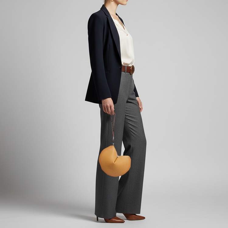 مملوكة مسبقًا حقيبة لويس فيتون صغيرة جلد مونوغرام تان بشكل كوكي الحظ