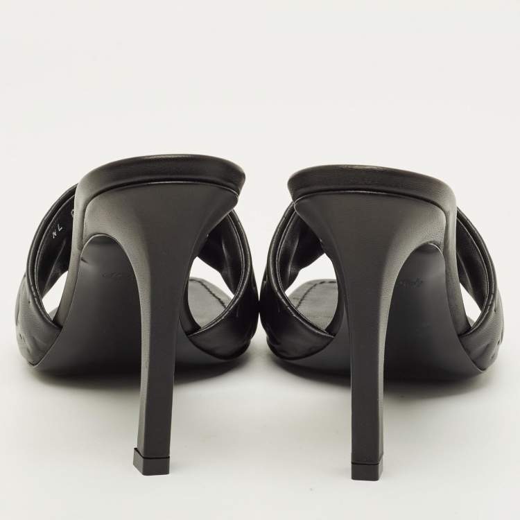 مملوكة مسبقًا Louis Vuitton Revival Size 39 Black Monogram Embossed Leather Slide Sandals