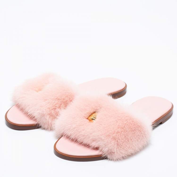 Louis Vuitton Fluffy Slippers Fur Slides  Louis vuitton shoes, Louis  vuitton, Vuitton
