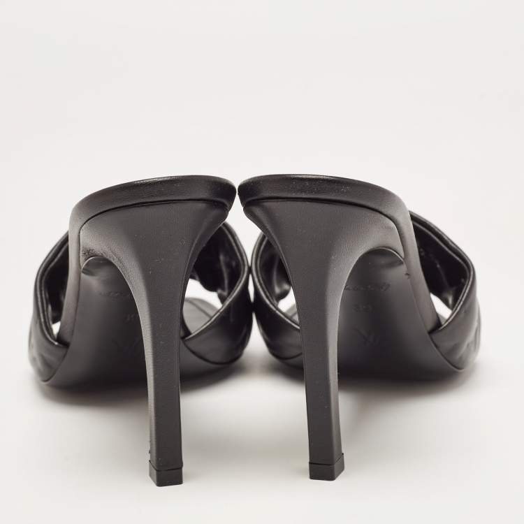 مملوكة مسبقًا Louis Vuitton Black Monogram Leather Slides Size 39