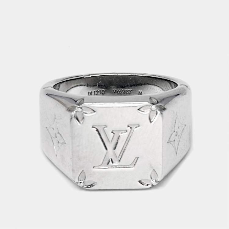 مملوكة مسبقًا Louis Vuitton Monogram Signet Silver Tone Ring Size 59