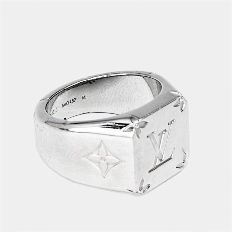 مملوكة مسبقًا Louis Vuitton Monogram Signet Silver Tone Ring Size 59