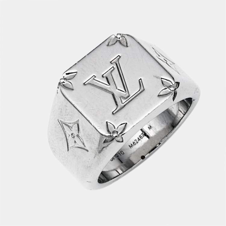 مملوكة مسبقًا Louis Vuitton Monogram Signet Silver Tone Ring Size 59