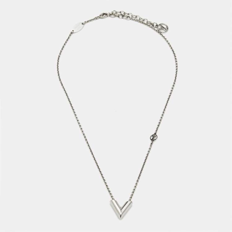 مملوكة مسبقًا Louis Vuitton Essential V Supple Silver Tone Necklace