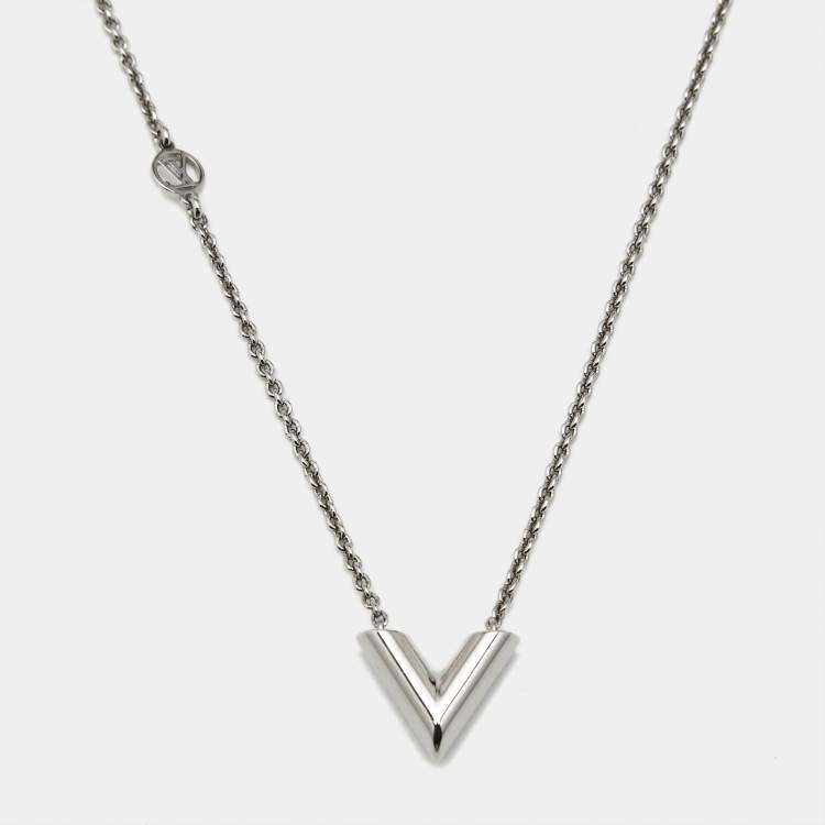 مملوكة مسبقًا Louis Vuitton Essential V Supple Silver Tone Necklace