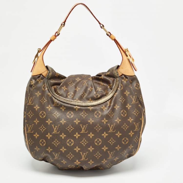 مملوكة مسبقًا Louis Vuitton Monogram Canvas and Leather Limited Edition Kalahari GM Bag