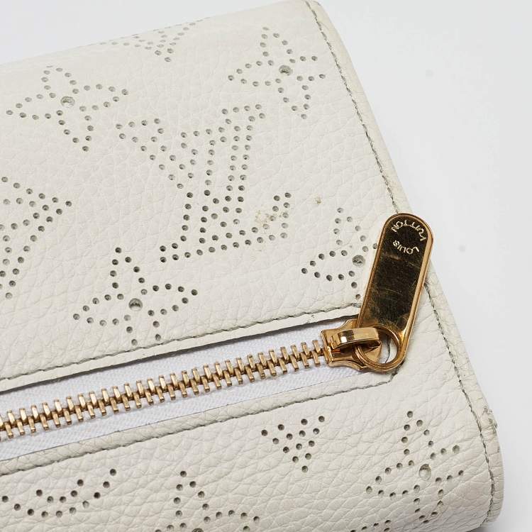Pre Owned Louis Vuitton White Monogram Mahina Leather Amelia Wallet