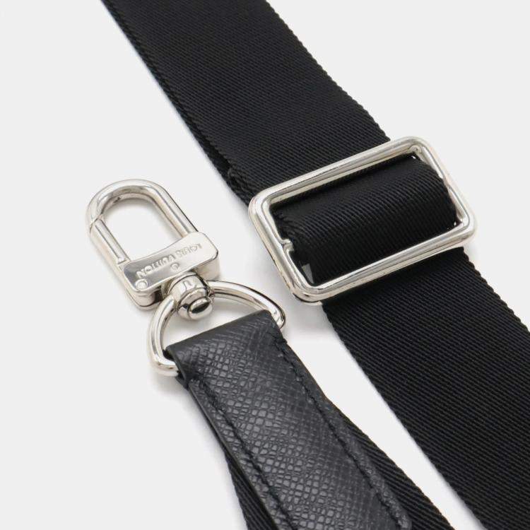 Pre Owned Louis Vuitton Avenue Black Taiga Leather Sling Bag
